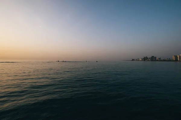 近代的なテルアビブ、イスラエルと海の夕方の眺め — ストック写真