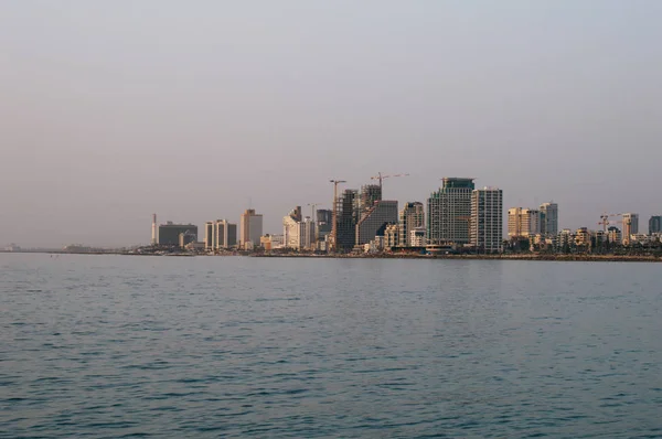 Uitzicht op de avond van het moderne Tel Aviv, Israël en de zee — Stockfoto