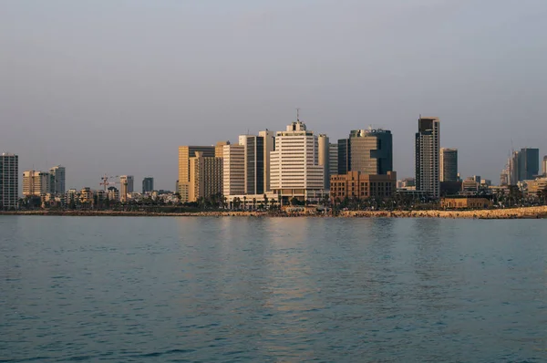 Vue en soirée sur la ville moderne de Tel Aviv, Israël et la mer — Photo