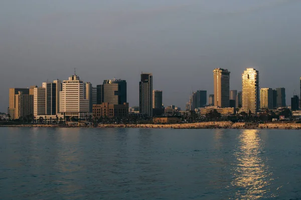 Uitzicht op de avond van het moderne Tel Aviv, Israël en de zee — Stockfoto