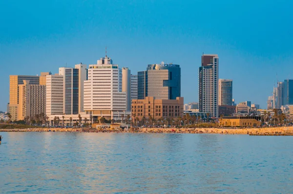 Vista en la noche de la moderna Tel Aviv, Israel y el mar —  Fotos de Stock