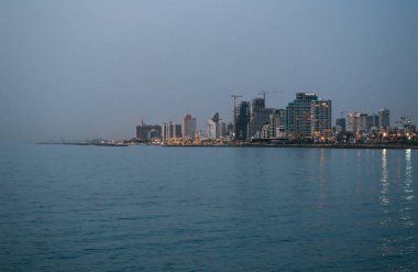 Modern Tel Aviv, İsrail ve deniz akşamı görünümü