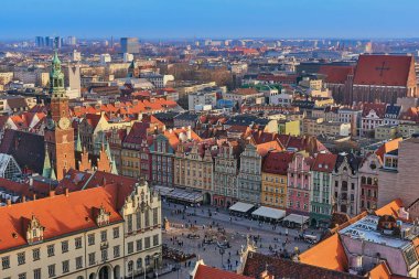 Stare Miasto Pazar Meydanı, eski Belediye Binası ve St Elizabeth's kilise St. Mary Magdalene Church Wroclaw, Polonya ile havadan görünümü