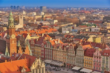 Hava görünümünü Stare Miasto Pazar Meydanı, eski Belediye Binası ve Aziz Elizabeths Kilisesi St. Mary Magdalene Church Wroclaw, Polonya