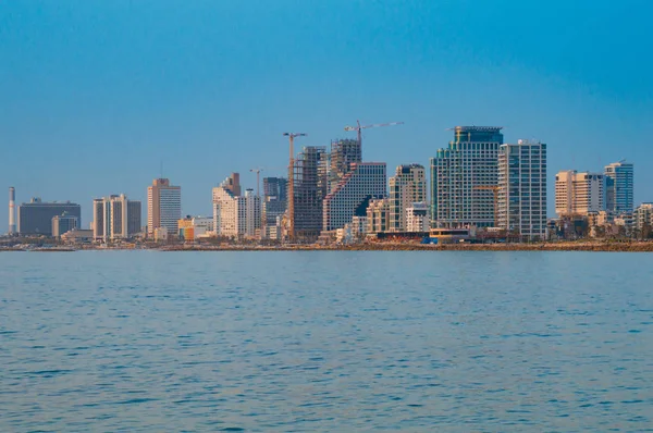 Uitzicht op de avond van het moderne Tel Aviv, Israël en de zee — Stockfoto