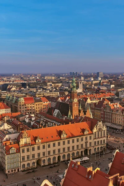 Stare Miasto Pazar Meydanı, eski Belediye Binası ve St Elizabeth's kilise St. Mary Magdalene Church Wroclaw, Polonya ile havadan görünümü — Stok fotoğraf