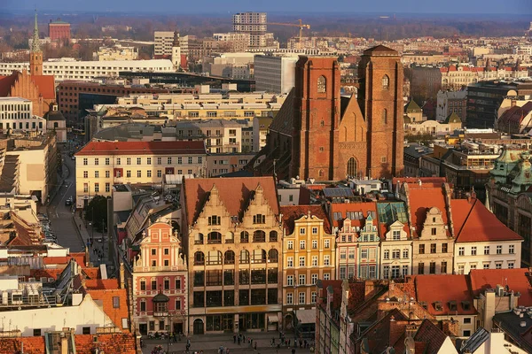 Luftaufnahme von starre miasto mit Marktplatz, altem Rathaus und der Kirche der hl. Elisabeth von der St.-Maria-Magdalena-Kirche in Wroclaw, Polen — Stockfoto