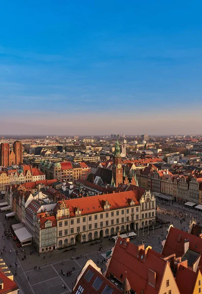 Вид с воздуха на Старый город с Рыночной площадью, Староместской ратушей и церковью Св. Елизаветы из церкви Св. Марии Магдалины во Вроцлаве, Польша — стоковое фото