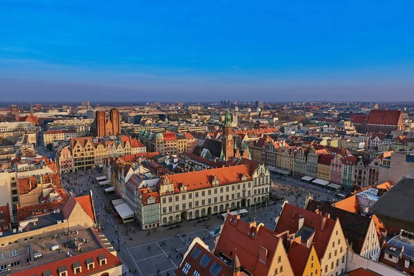 Пташиного польоту Stare Miasto з Ринкової площі, Староміська ратуша та Санкт Елізабет церкви Святої Марії Магдалини церква у Вроцлаві, Польща — стокове фото