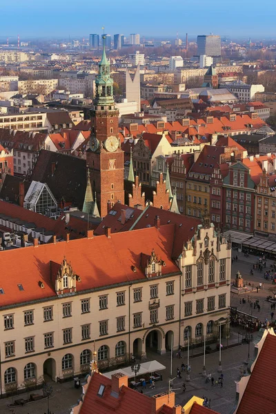 A légi felvétel a Stare Miasto-Market Square, a régi városháza és a Szent Erzsébet templom a Szent Mária Magdolna templom, Wroclaw, Lengyelország — Stock Fotó