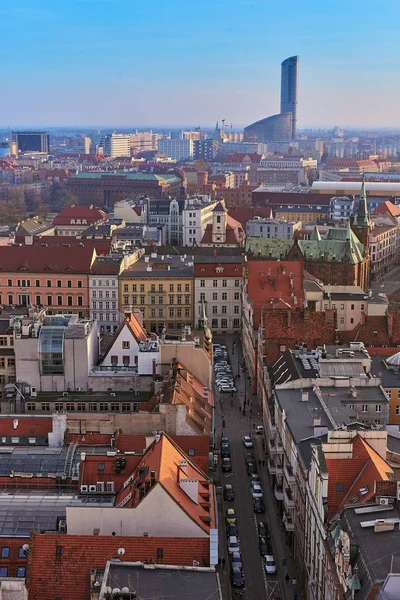 Wroclaw, Lengyelország. A Sky Tower és más épületek légifelvételei — Stock Fotó