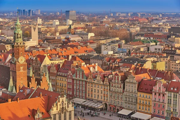 Veduta aerea di Stare Miasto con Piazza del Mercato, Vecchio Municipio e Chiesa di Sant'Elisabetta dalla Chiesa di Santa Maria Maddalena a Breslavia, Polonia — Foto Stock