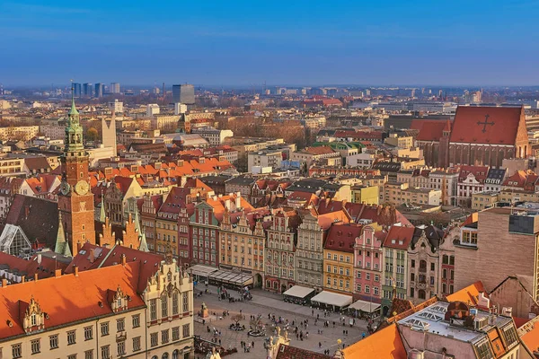 A légi felvétel a Stare Miasto-Market Square, a régi városháza, a Szent Elizabeths templom Szent Mária Magdolna templom, Wroclaw, Lengyelország — Stock Fotó