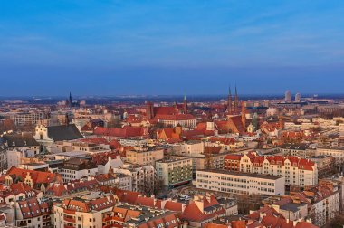 Hava görünümünü Stare Miasto Pazar Meydanı, eski Belediye Binası ve Aziz Elizabeths Kilisesi St. Mary Magdalene Church Wroclaw, Polonya