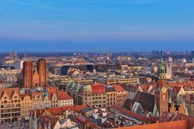 Hava görünümünü Stare Miasto Pazar Meydanı, eski Belediye Binası ve Aziz Elizabeths Kilisesi St. Mary Magdalene Church Wroclaw, Polonya