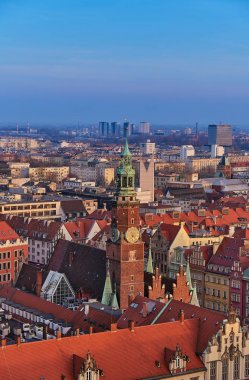 Hava görünümünü Stare Miasto Pazar Meydanı, eski Belediye Binası ve Aziz Elizabeths Kilisesi St. Mary Magdalene Church Wroclaw, Polonya
