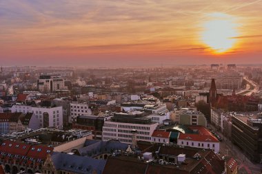 Wroclaw havadan görünümü üzerinde güzel, renkli gün batımı