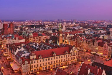 Pazar Meydanı, Eski Belediye Binası ve St Elizabeths Kilisesi ile Wroclaw, Polonya St Mary Magdalene Kilisesi ile Stare Miasto gün batımının havadan görünümü