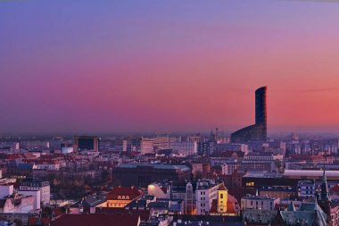 Wroclaw, Polonya. Gökyüzü Kulesi ve diğer binaların günbatımının hava görüntüsü