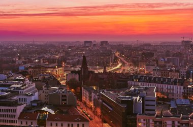 Wroclaw havadan görünümü üzerinde güzel, renkli gün batımı