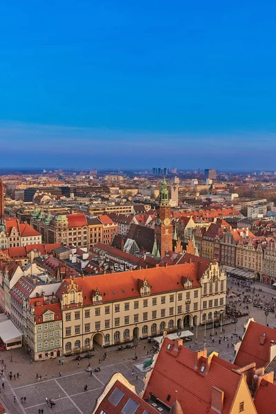 A légi felvétel a Stare Miasto-Market Square, a régi városháza, a Szent Elizabeths templom Szent Mária Magdolna templom, Wroclaw, Lengyelország — Stock Fotó