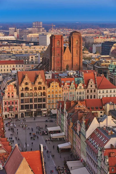 A légi felvétel a Stare Miasto-Market Square, a régi városháza, a Szent Elizabeths templom Szent Mária Magdolna templom, Wroclaw, Lengyelország — Stock Fotó