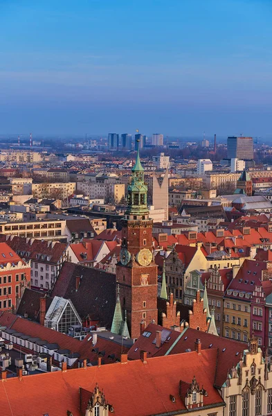 A légi felvétel a Stare Miasto-Market Square, a régi városháza, a Szent Elizabeths templom Szent Mária Magdolna templom, Wroclaw, Lengyelország — Stock Fotó