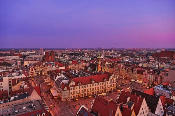 A Stare Miasto naplementében, a piactérrel, a régi városházával és a St. Elizabeths templommal, a Szent Mária Magdolna templommal, Wroclaw-ban — Stock Fotó