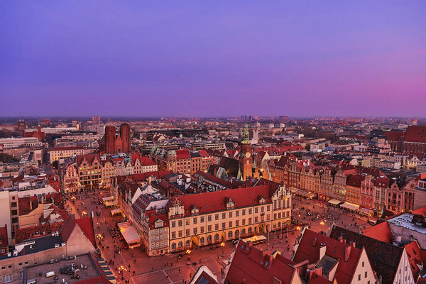 Вид с воздуха на закат Старого Място с Рыночной площади, Староместской ратуши и церкви Святой Елизаветы из церкви Святой Марии Магдалины во Вроцлаве, Польша

