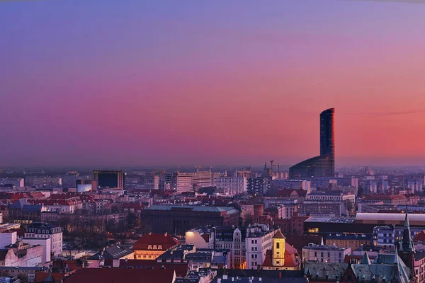 Breslau, Polen. Luftaufnahme des Sonnenuntergangs des Himmelsturms und anderer Gebäude — Stockfoto