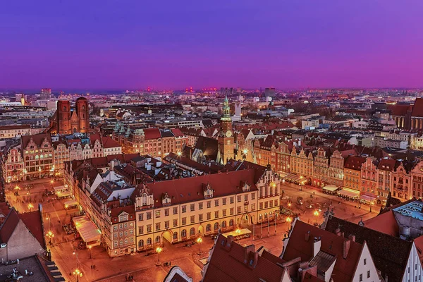 Pazar Meydanı, Eski Belediye Binası ve St Elizabeths Kilisesi ile Wroclaw, Polonya St Mary Magdalene Kilisesi ile Stare Miasto gün batımının havadan görünümü — Stok fotoğraf