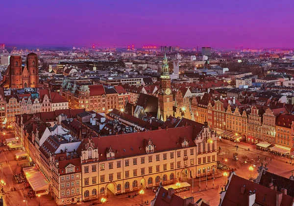 A Stare Miasto naplementében, a piactérrel, a régi városházával és a St. Elizabeths templommal, a Szent Mária Magdolna templommal, Wroclaw-ban — Stock Fotó