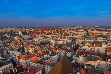 Wroclaw, Polonya - 30 Mart 2019: Wroclaw, Polonya'nın merkezinde havadan görünüm