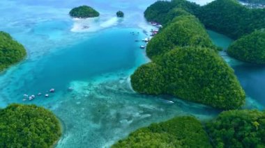 Siargao adasında bulutlar ile lagün tropikal manzara yağmur ormanları tepeler ve masmavi su, Filipinler. Drone Havadan görünüm 4kl