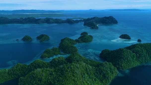 Tropisch Landschap Regenwoud Heuvels Azuurblauwe Water Lagune Met Wolken Het — Stockvideo