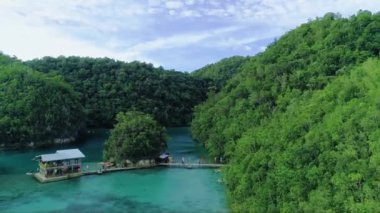 Siargao adasında bulutlar ile lagün tropikal manzara yağmur ormanları tepeler ve masmavi su, Filipinler. Drone Havadan görünüm 4kl