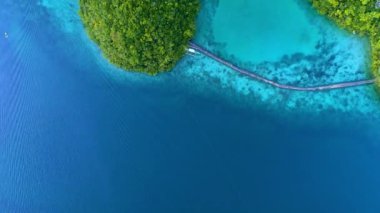Siargao adasında bulutlar ile lagün tropikal manzara yağmur ormanları tepeler ve masmavi su, Filipinler. Drone Havadan görünüm 4kl