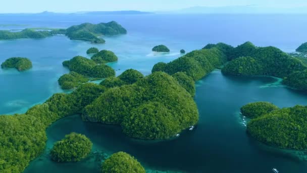 フィリピン シアガオ島の雲とラグーンの熱帯雨林の丘とアズール水 ドローン航空ビュー 4Kl — ストック動画