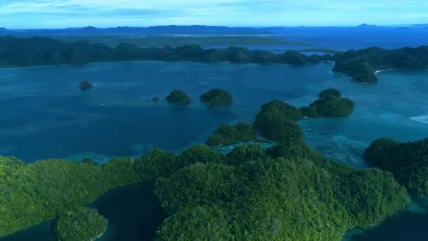 Paisagem Tropical Colinas Floresta Tropical Água Azul Lagoa Com Nuvens — Vídeo de Stock