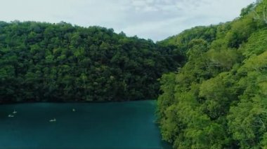 Siargao adasında bulutlar ile lagün tropikal manzara yağmur ormanları tepeler ve masmavi su, Filipinler. Drone Havadan görünüm 4kl