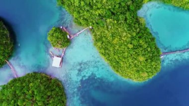 Siargao adasında bulutlar ile lagün tropikal manzara yağmur ormanları tepeler ve masmavi su, Filipinler. Drone Havadan görünüm 4kl