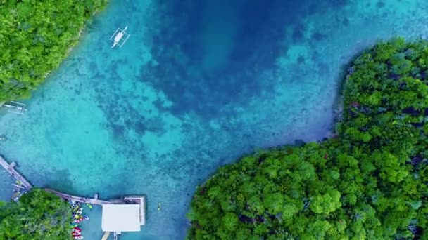 フィリピン シアガオ島の雲とラグーンの熱帯雨林の丘とアズール水 ドローン航空ビュー 4Kl — ストック動画