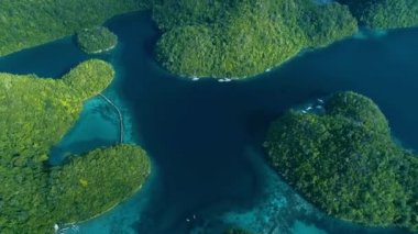 Siargao adasında bulutlar ile lagün tropikal manzara yağmur ormanları tepeler ve masmavi su, Filipinler. Drone Havadan görünüm 4kl