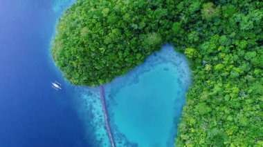 Siargao adasında bulutlar ile lagün tropikal manzara yağmur ormanları tepeler ve masmavi su, Filipinler. Drone Havadan görünüm 4kl