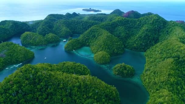 Paisagem Tropical Colinas Floresta Tropical Água Azul Lagoa Com Nuvens — Vídeo de Stock