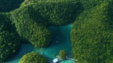 Siargao adasında bulutlar ile lagün tropikal manzara yağmur ormanları tepeler ve masmavi su, Filipinler. Drone Havadan görünüm 4kl