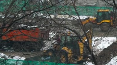 traktör kamyon inşaat sitesinde kışın yüklüyor