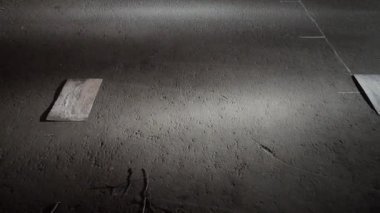 Traktör geceleri sıcak plastik yol işaretleri uygular.