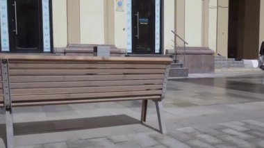 Moskova, Rusya - Nisan, 28, 2018: Yan görünüm kıştan sonra bir kaldırım döşeme whith su yıkama temizleme makinesi