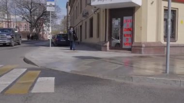 Moskova, Rusya - Nisan, 28, 2018: Yan görünüm kıştan sonra bir kaldırım döşeme whith su yıkama iki temizlik makineleri